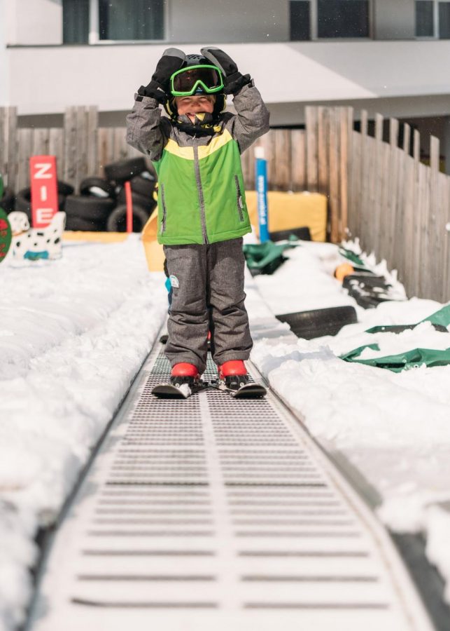 Little+kid+having+fun+skiing+through+the+tough+times+of+COVID+%28Wikimedia+commons+fair+use%29